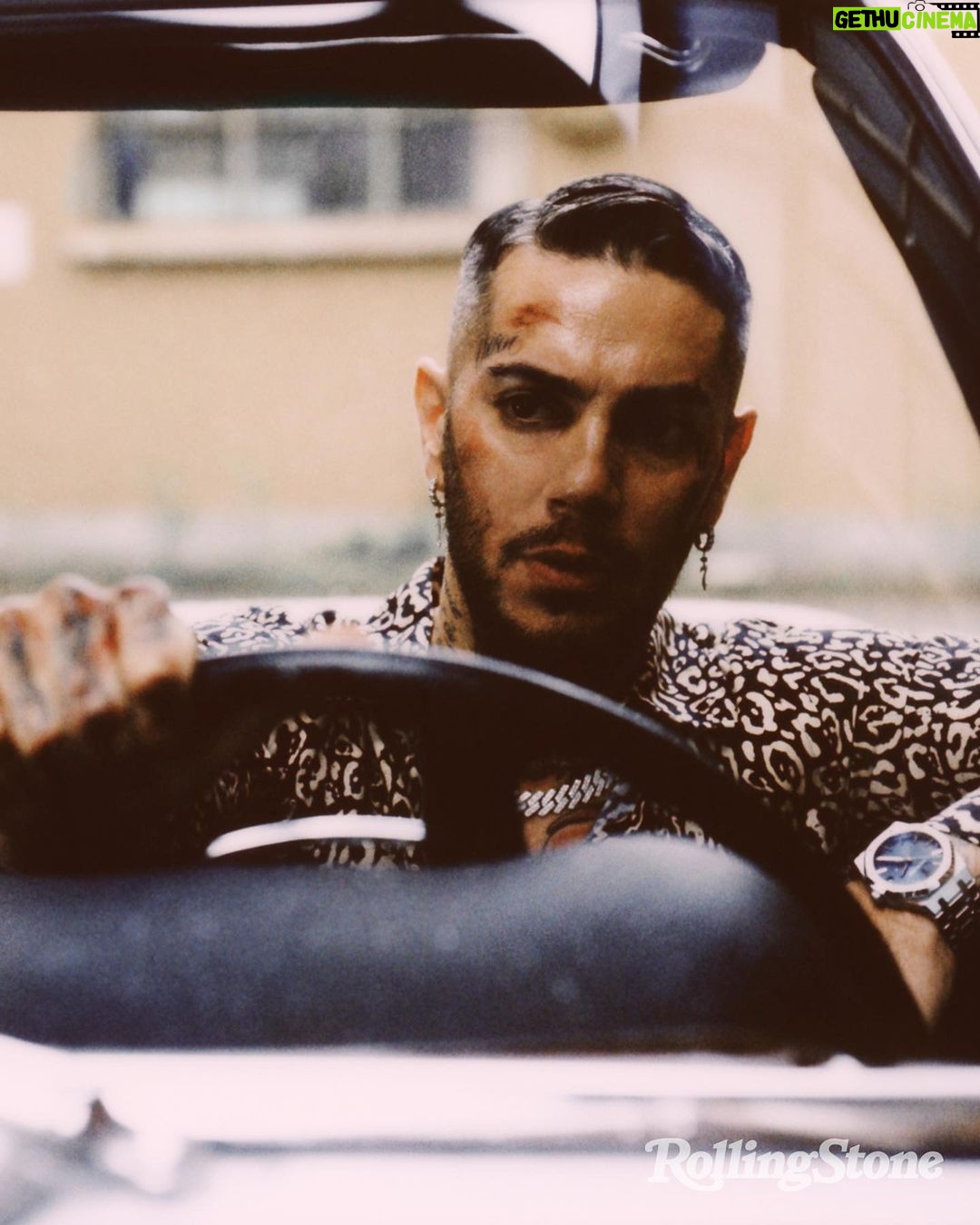 Emis Killa - 102.9K Likes - Tarantelle finite a tarallucci e vino, altrimenti era un bagno nel blood: tarantino.