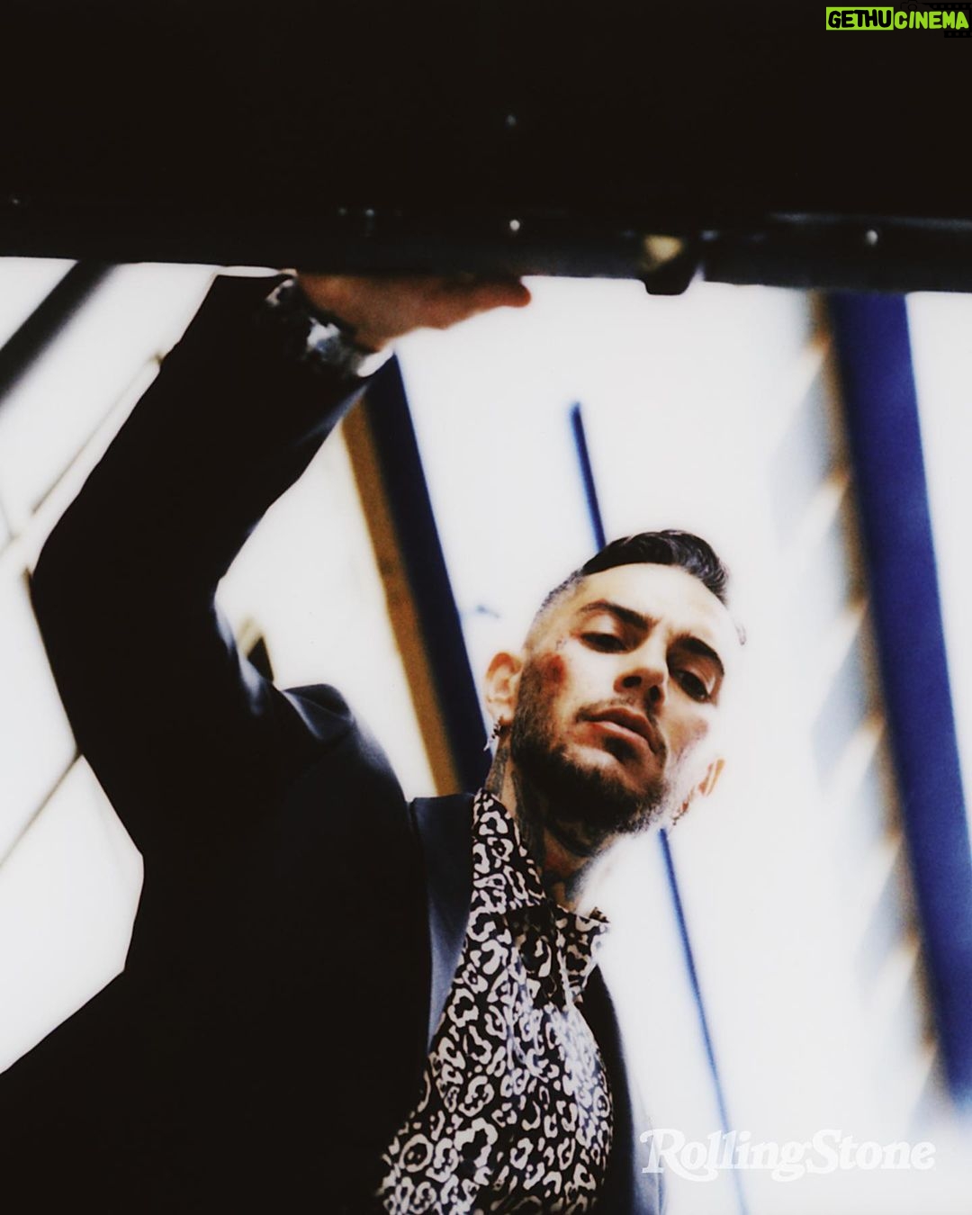 Emis Killa - 102.9K Likes - Tarantelle finite a tarallucci e vino, altrimenti era un bagno nel blood: tarantino.