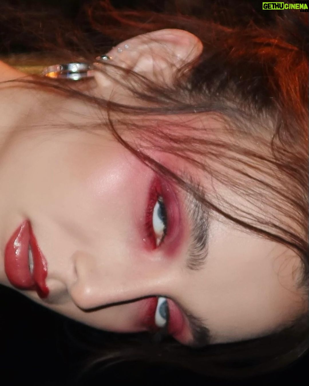 Emma Chamberlain Instagram - 🚘 @acnestudios 🚘 Paris, France