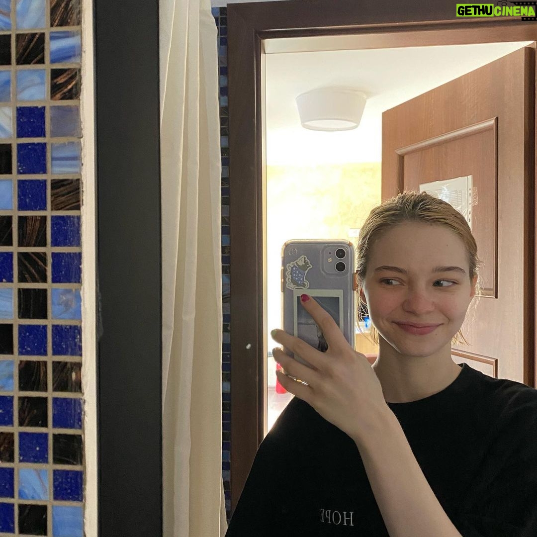 Emma Myers Instagram - mimicking my mother‘s face in her selfies