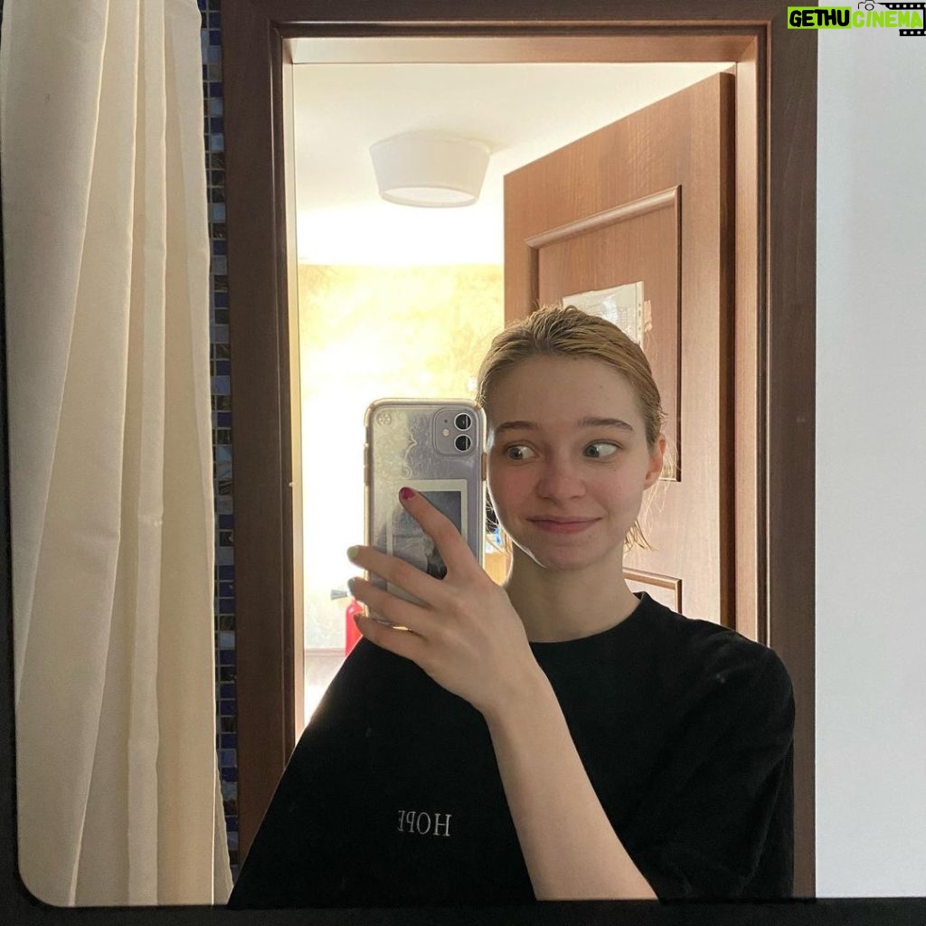 Emma Myers Instagram - mimicking my mother‘s face in her selfies