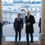 Emmanuel Macron Instagram – Heureux de t’accueillir, cher Gitanas.

Que cette saison de la Lituanie en France invite au partage et au dialogue entre les idées, les œuvres, les femmes et les hommes, et qu’elle fortifie notre sentiment d’appartenance à une même famille européenne.

Car c’est cela l’Europe.

Džiaugiuosi galėdamas jus pasveikinti, mielasis Gitanai.

Tegul šis Lietuvos sezonas Prancūzijoje būna idėjų, darbų, moterų ir vyrų dalijimosi ir dialogo metas, tegul jis sustiprina mūsų priklausymo tai pačiai Europos šeimai jausmą.

Juk būtent tai ir yra Europa.