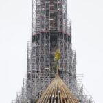 Emmanuel Macron Instagram – Le bouquet des charpentiers a été posé par le plus jeune d’entre eux : la charpente de Notre-Dame est achevée ! Fierté française. Notre-Dame de Paris