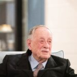 Emmanuel Macron Instagram – Philippe de Gaulle avait devancé l’appel de son père pour entrer en Résistance. Marin, amiral, sénateur, il ne manqua jamais le rendez-vous du courage et de l’honneur. Un siècle de bravoure française. À sa famille, les condoléances de la Nation.