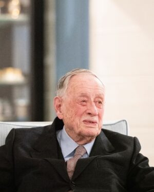 Emmanuel Macron Instagram - Philippe de Gaulle avait devancé l’appel de son père pour entrer en Résistance. Marin, amiral, sénateur, il ne manqua jamais le rendez-vous du courage et de l’honneur. Un siècle de bravoure française. À sa famille, les condoléances de la Nation.