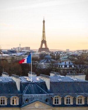 Emmanuel Macron Instagram - Des gares, hangars et galeries.
Des ponts, viaducs et phares.
La Coupole de l’Observatoire de Nice.
L’armature de la Statue de la Liberté.
La Tour de l’Exposition universelle de 1889.
 
100 ans que Gustave Eiffel n’est plus.
Mais son legs au monde est bien vivant !