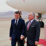 Emmanuel Macron Instagram – Main dans la main.

Avec la Jordanie, nous l’étions déjà en novembre à la conférence humanitaire de Paris, puis à la conférence d’Amman.

Nous le sommes toujours.

Face à l’urgence humanitaire absolue à Gaza, nous ne ménageons pas nos efforts conjoints en vue d’obtenir un cessez-le-feu dès que possible et de répondre aux besoins urgents des populations.

La France a consacré 100 millions d’euros à l’aide aux Gazaouis, dont près d’1 million d’euros à l’achat de médicaments, d’équipements médicaux et de 10 ambulances, au profit des deux hôpitaux de campagne jordaniens à Gaza. En partenariat avec l’Organisation caritative hachémite de Jordanie, cette aide contribue aux efforts des services médicaux royaux en soutien à la population civile de Gaza.

Pour acheminer l’aide humanitaire, j’exprime aujourd’hui mon soutien à la création d’une plateforme humanitaire pour Gaza en Jordanie. 

La France y participe déjà. Un premier vol est arrivé aujourd’hui à Amman avec 11 tonnes de fret humanitaire. Il s’agit d’abris et d’équipements de première nécessité. Un deuxième suivra dans les prochains jours. Nous sommes mobilisés pour que davantage d’aide soit acheminée.

Mobilisés, nous le sommes également pour rouvrir un horizon politique autour de la solution à deux États. C’est la condition essentielle pour garantir la sécurité d’Israël sur le long terme et répondre aux aspirations légitimes des Palestiniens. Pour y arriver, les efforts de la communauté internationale seront décisifs.

Merci au Roi Abdallah II pour nos échanges aujourd’hui à Aqaba.

Ce soir je serai auprès de nos militaires déployés sur la base aérienne projetée au Levant. Ils luttent contre Daech dans le cadre de l’opération Inherent Resolve, là-encore, main dans la main.