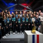 Emmanuel Macron Instagram – Aux côtés de nos championnes du monde de handball ! Bravo à vous toutes.

Vous avez fait des miracles en terres hostiles face à des équipes redoutables, vous ferez des ravages à domicile…

Rendez-vous dans 220 jours pour Paris 2024. On sera là. La Nation sera derrière vous ! Palais de l’Élysée, Paris