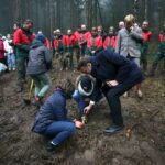 Emmanuel Macron Instagram - Que chaque collégien à partir de la sixième puisse planter un arbre : cette proposition je l’ai faite en septembre devant Hugo Décrypte. À vos pelles, on commence aujourd’hui ! Bourgogne-Franche-Comté