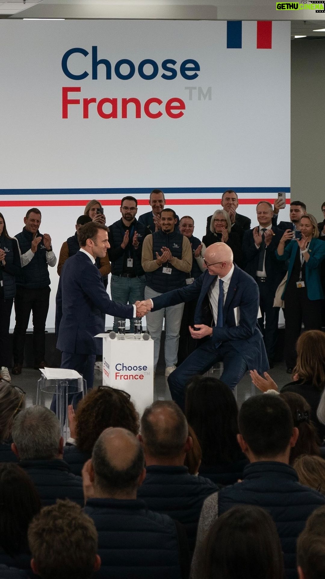 Emmanuel Macron Instagram - Souveraineté industrielle et création d’emploi, décarbonation et exportation. C’est la recette du succès. Celle que nous écrivons à Chartres avec Novo Nordisk qui choisit la France ! Chartres, France