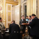Emmanuel Macron Instagram - À nouveau, un immense merci à vous tous, Maires de France. Une décentralisation réelle et audacieuse, une déconcentration pour recréer de la simplicité, plus de clarté sur les moyens financiers et un vrai statut de l'élu : voilà nos grands objectifs pour l’année qui vient.