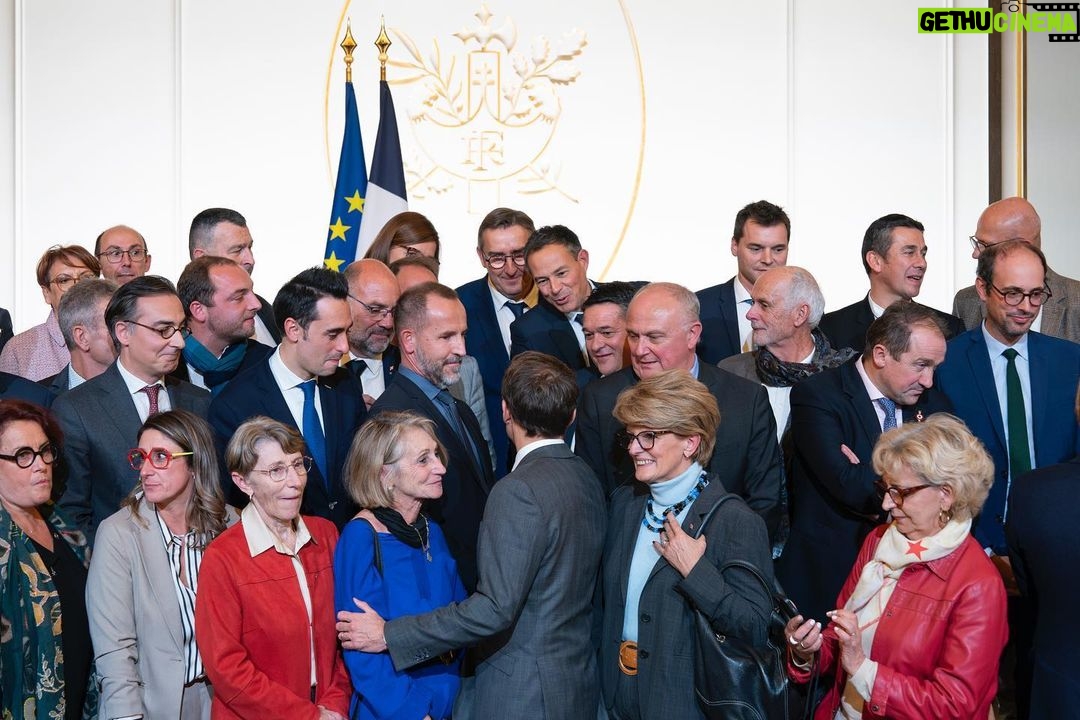 Emmanuel Macron Instagram - À nouveau, un immense merci à vous tous, Maires de France. Une décentralisation réelle et audacieuse, une déconcentration pour recréer de la simplicité, plus de clarté sur les moyens financiers et un vrai statut de l'élu : voilà nos grands objectifs pour l’année qui vient.