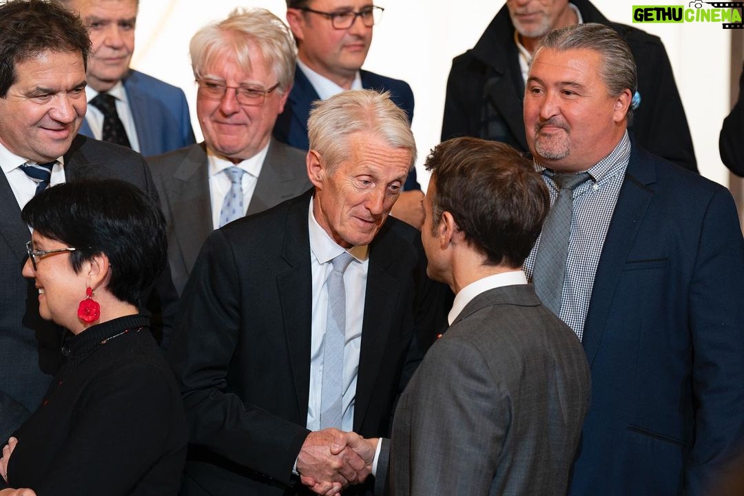 Emmanuel Macron Instagram - À nouveau, un immense merci à vous tous, Maires de France. Une décentralisation réelle et audacieuse, une déconcentration pour recréer de la simplicité, plus de clarté sur les moyens financiers et un vrai statut de l'élu : voilà nos grands objectifs pour l’année qui vient.