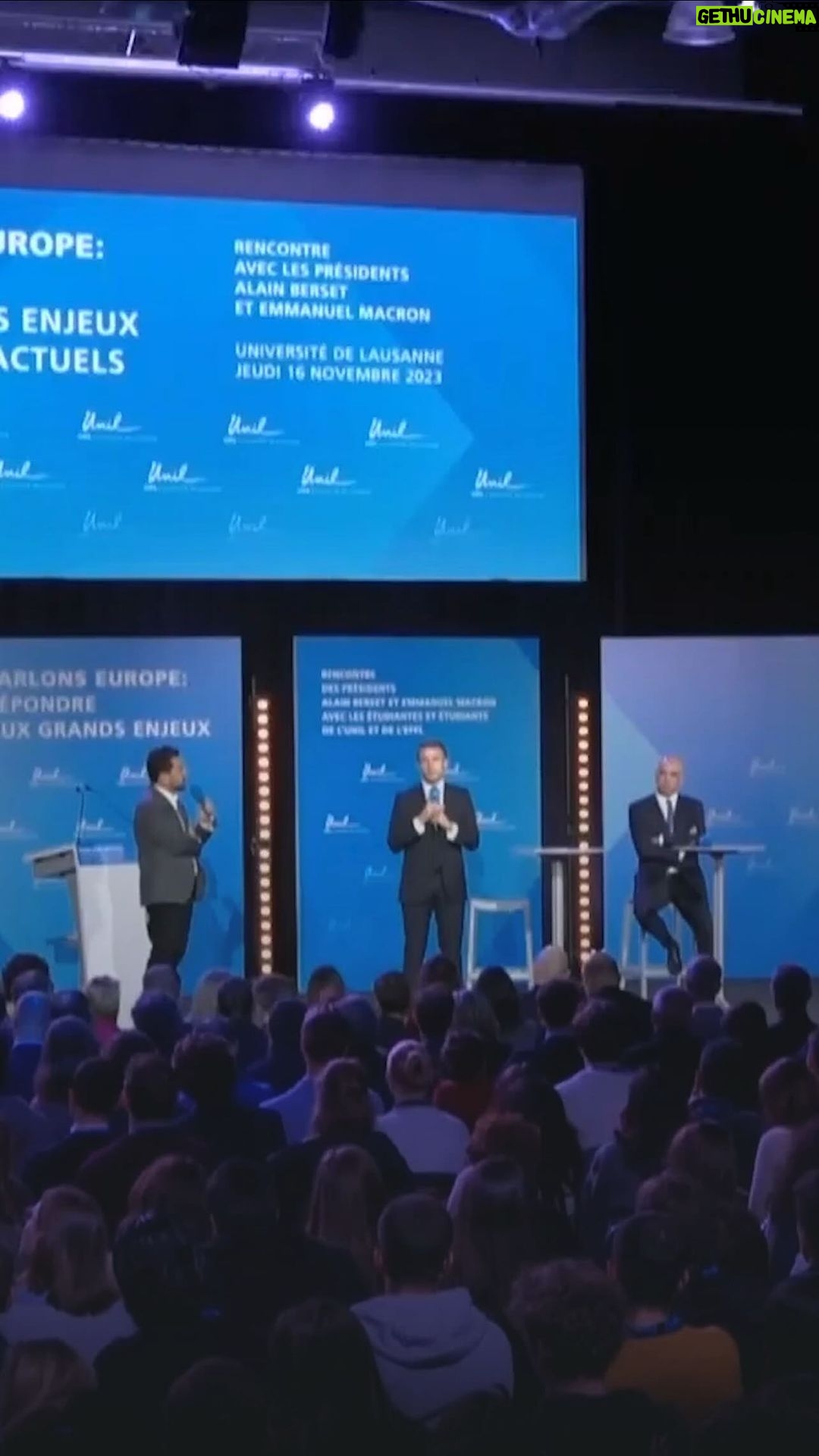 Emmanuel Macron Instagram - À Lausanne, un étudiant me pose la question si essentielle de notre avenir énergétique face aux enjeux climatiques. Sortir du charbon puis du gaz, par la sobriété énergétique, la production nucléaire et le renouvelable : c’est cette transition que nous devons mener en Europe.