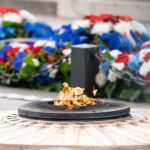 Emmanuel Macron Instagram – Le 11 novembre 1923, sur la tombe du Soldat inconnu, était allumée pour la première fois une flamme qui depuis ne s’est jamais éteinte.
 
Depuis 100 ans, sans discontinuer.

À nos morts qui ont fait la France. 

Aux vivants qui la transmettront. Tombe du Soldat inconnu