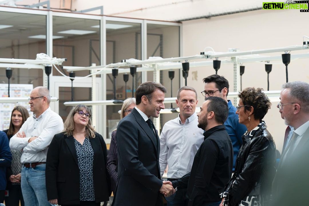 Emmanuel Macron Instagram - Avec nos postiers et salariés de La Poste. Pour relever les grands défis de la transformation numérique, de la transition climatique et du grand âge, ils donnent de nouvelles vocations à leur activité. Ensemble à Boulazac, nous découvrons le nouveau visage de Marianne.