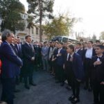 Emmanuel Macron Instagram – Je le disais hier au Kazakhstan, il en est de même ici en Ouzbékistan : notre plus précieux capital est humain !

Tous ces jeunes ouzbeks francophones forment autant de ponts entre nos pays.

Nous venons d’inaugurer ensemble la deuxième Alliance française du pays.

Kecha Qozog‘istonda bu haqda gapirdim, bu yerda O‘zbekistonda ham shunday: bizning eng qimmatli kapitalimiz – inson!

Fransuz tilida so‘zlashuvchi bu yoshlar mamlakatlarimiz o‘rtasida ko‘priklarni yaratadi.

Biz hozirgina mamlakatdagi ikkinchi Fransuz Alyansini ochdik.