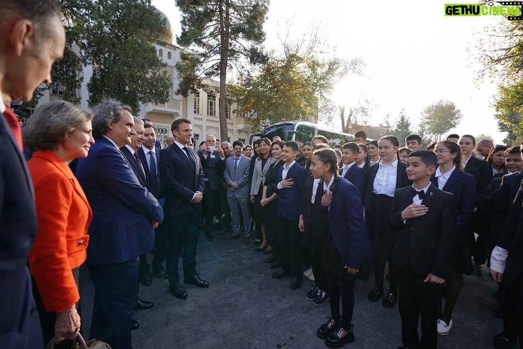 Emmanuel Macron Instagram - Je le disais hier au Kazakhstan, il en est de même ici en Ouzbékistan : notre plus précieux capital est humain ! Tous ces jeunes ouzbeks francophones forment autant de ponts entre nos pays. Nous venons d’inaugurer ensemble la deuxième Alliance française du pays. Kecha Qozog‘istonda bu haqda gapirdim, bu yerda O‘zbekistonda ham shunday: bizning eng qimmatli kapitalimiz - inson! Fransuz tilida so‘zlashuvchi bu yoshlar mamlakatlarimiz o‘rtasida ko‘priklarni yaratadi. Biz hozirgina mamlakatdagi ikkinchi Fransuz Alyansini ochdik.