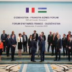 Emmanuel Macron Instagram - À Samarcande, accompagné par de nombreuses entreprises françaises, je suis venu témoigner du potentiel de coopération entre nos pays. Nos relations économiques avec l’Ouzbékistan connaissent un véritable essor. Aujourd’hui nous les ancrons dans le temps. Samarqandga ko‘plab fransuz kompaniyalari hamrohligida, mamlakatlarimiz o‘rtasidagi salohiyatni namoyish etish uchun keldim. O‘zbekiston bilan iqtisodiy aloqalarimiz chinakam yuksalib bormoqda. Bugun biz ularni kelejakni ko‘zda tutib yanada kuchaytirib olyapmiz.