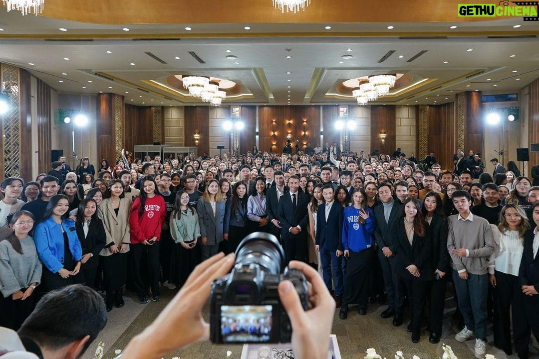 Emmanuel Macron Instagram - Entre le Kazakhstan et la France, il y a les accords conclus ce jour, nombreux. Il y a notre coopération face aux grands défis. Et il y a nos jeunesses ! Trait d’union entre nos cultures et nos langues, les jeunes que j’ai rencontrés à Astana incarnent notre amitié. Astana, Kazakhstan