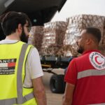 Emmanuel Macron Instagram – Je réitère mon appel à une trêve humanitaire pour protéger les populations de Gaza.

17 tonnes de fret humanitaire sont arrivées de France en Égypte. Nous poursuivons nos efforts par les airs et par la mer.

Solidaires ensemble, aux côtés de l’Égypte et du Croissant-Rouge.