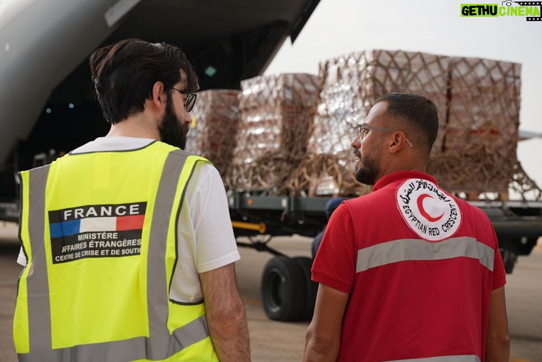 Emmanuel Macron Instagram - Je réitère mon appel à une trêve humanitaire pour protéger les populations de Gaza. 17 tonnes de fret humanitaire sont arrivées de France en Égypte. Nous poursuivons nos efforts par les airs et par la mer. Solidaires ensemble, aux côtés de l'Égypte et du Croissant-Rouge.