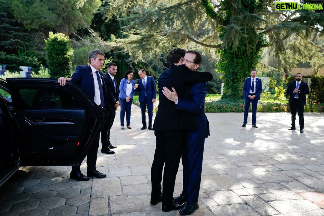 Emmanuel Macron - 133.8K Likes - Avec le Président Isaac Herzog et le Premier ministre Benyamin Netanyahou, pour témoigner de la solidarité des Français à l’égard du peuple Israélien.