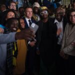Emmanuel Macron Instagram – Avec vous, artistes, entrepreneurs, forces vives africaines et françaises, au Centre Pompidou pour le Forum des industries culturelles et créatives Création Africa. 

Ce forum, nous en avons eu l’idée lors d’un déplacement au Bénin et au Cameroun en juillet 2022, en voyant toute l’énergie qu’il y avait. 

Vous l’avez fait ! 

C’est le plus beau démenti au récit que certains voudraient imposer des relations entre l’Afrique et la France. Pour moi, la réalité de cette relation, c’est exactement ce que vous êtes, ce que nous sommes en train de bâtir ensemble.

En novembre 2017, dans mon discours de Ouagadougou, j’ai voulu réinventer un partenariat entre le continent africain et la France, équilibré, responsable, respectueux. J’ai pris des engagements concrets. Ils ont tous eu une suite.

Restituer les œuvres d’art ? Cela faisait des décennies qu’on baladait tout le monde. Il y a eu un formidable travail et un changement avec ce moment extraordinaire au Bénin, lorsque plusieurs des magnifiques trésors d’Abomey sont revenus à Cotonou. On va continuer ce travail qui est une vraie révolution. En restituant les œuvres d’art au continent africain, on libère un imaginaire créatif. Dans ce même objectif, nous accueillerons en France des artistes contemporains béninois et d’ailleurs qui ont créé sur la base de ces trésors restitués.

Tisser des liens avec les entrepreneurs africains ? On l’a fait avec Digital Africa ou encore en invitant l’Afrique à Vivatech dès 2018. Et on continue !

Nous sommes en train de donner encore plus d’énergie et de force à notre partenariat avec l’Afrique, changer notre politique, refonder notre relation.

Et au Nouveau Sommet Afrique-France d’octobre 2021, ceux qui traînaient des pieds ou qui m’ont regardé avec scepticisme ont eu tort. Nous aurions dû aller plus vite ! Mais nous avançons. Nous aurons notamment l’an prochain la Maison des mondes africains qui, selon Achille Mbembe qui a imaginé ce lieu, sera la création africaine et diasporique exposée au monde. Du concret. Des pierres sur lesquelles nous continuons à bâtir notre partenariat, où tous les pays africains ont un rôle à jouer.

Nous cassons des barrières.