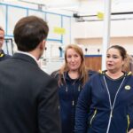 Emmanuel Macron Instagram – Avec nos postiers et salariés de La Poste.

Pour relever les grands défis de la transformation numérique, de la transition climatique et du grand âge, ils donnent de nouvelles vocations à leur activité.

Ensemble à Boulazac, nous découvrons le nouveau visage de Marianne.