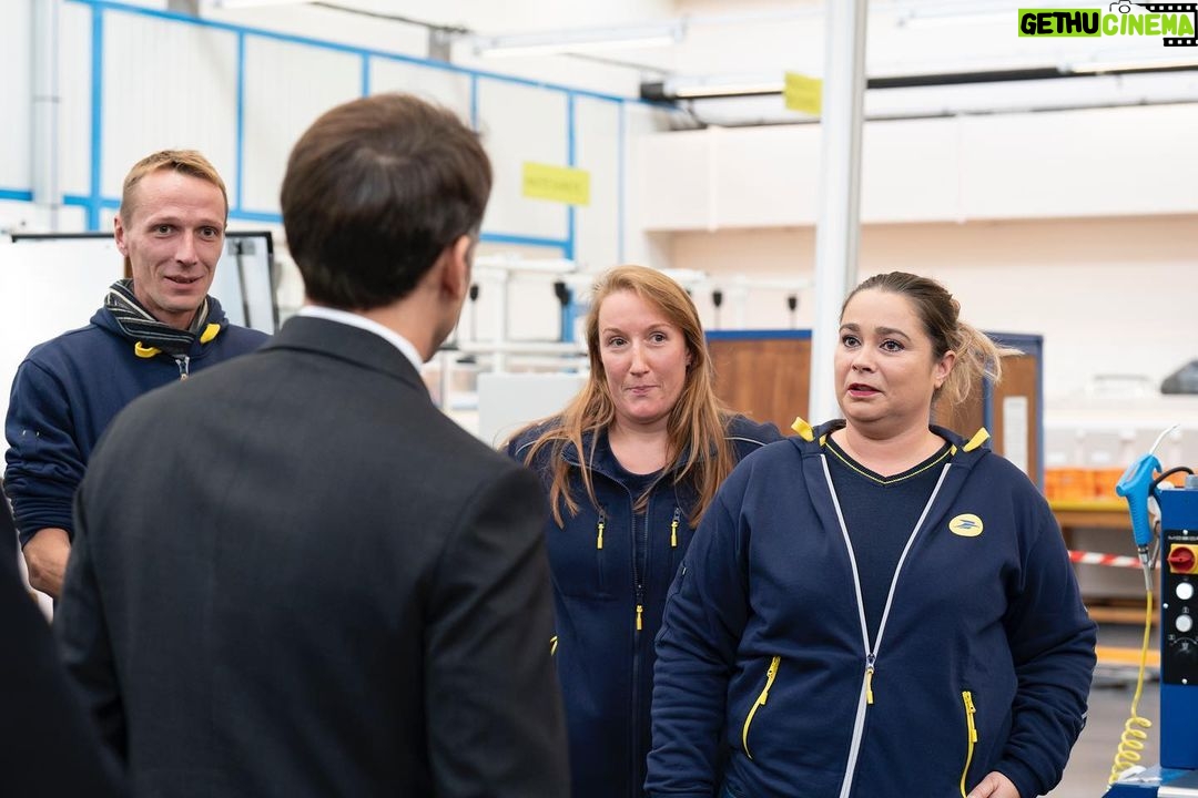 Emmanuel Macron Instagram - Avec nos postiers et salariés de La Poste. Pour relever les grands défis de la transformation numérique, de la transition climatique et du grand âge, ils donnent de nouvelles vocations à leur activité. Ensemble à Boulazac, nous découvrons le nouveau visage de Marianne.