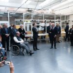 Emmanuel Macron Instagram - Avec nos postiers et salariés de La Poste. Pour relever les grands défis de la transformation numérique, de la transition climatique et du grand âge, ils donnent de nouvelles vocations à leur activité. Ensemble à Boulazac, nous découvrons le nouveau visage de Marianne.