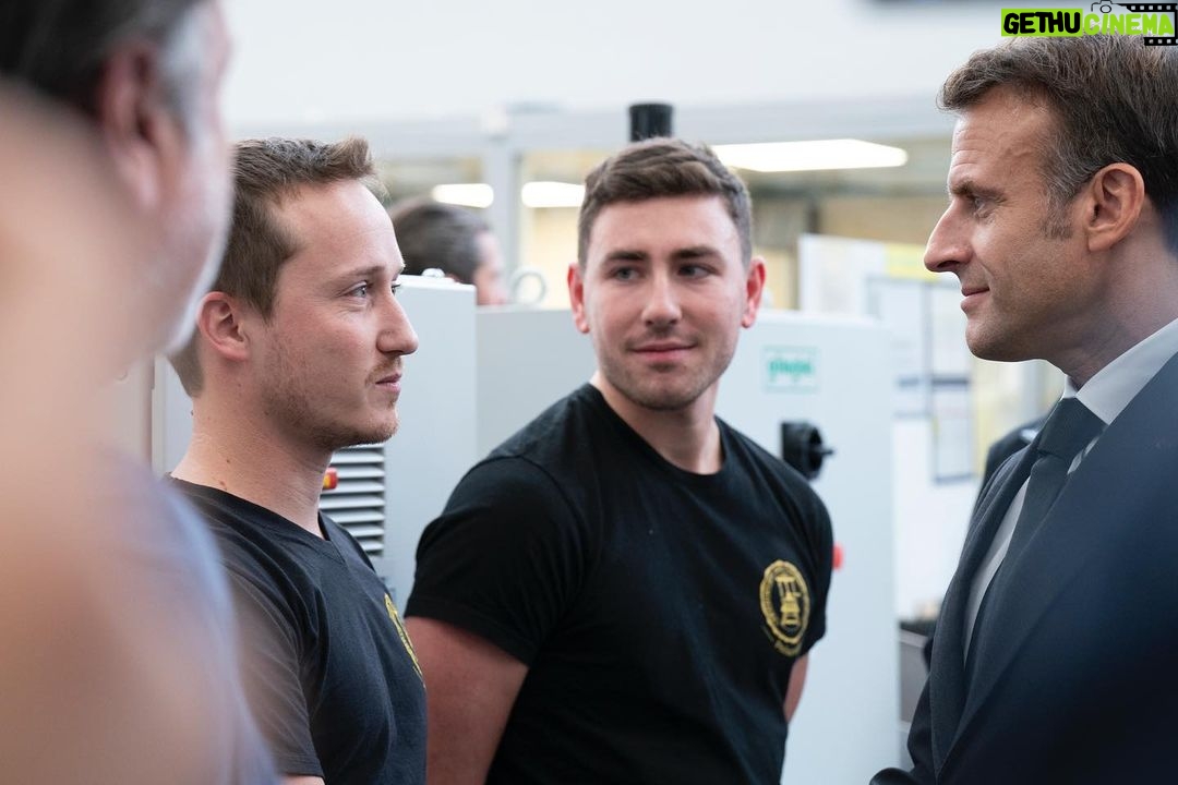 Emmanuel Macron Instagram - Avec nos postiers et salariés de La Poste. Pour relever les grands défis de la transformation numérique, de la transition climatique et du grand âge, ils donnent de nouvelles vocations à leur activité. Ensemble à Boulazac, nous découvrons le nouveau visage de Marianne.