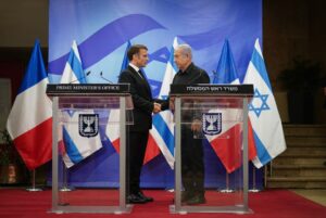 Emmanuel Macron Instagram - Avec le Président Isaac Herzog et le Premier ministre Benyamin Netanyahou, pour témoigner de la solidarité des Français à l’égard du peuple Israélien.