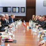 Emmanuel Macron Instagram – Avec le Président Isaac Herzog et le Premier ministre Benyamin Netanyahou, pour témoigner de la solidarité des Français à l’égard du peuple Israélien. Israel