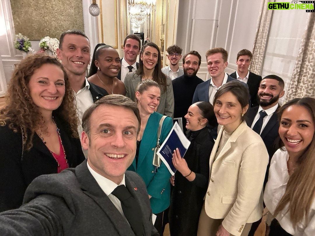 Emmanuel Macron - 75K Likes - Fiertés françaises.
Bienvenue à l’Élysée, chers grands sportifs, vous qui porterez nos couleurs cet été, à domicile !
On compte sur vous pour monter sur les podiums. Comptez sur nous pour vous y porter et vous soutenir, toujours.