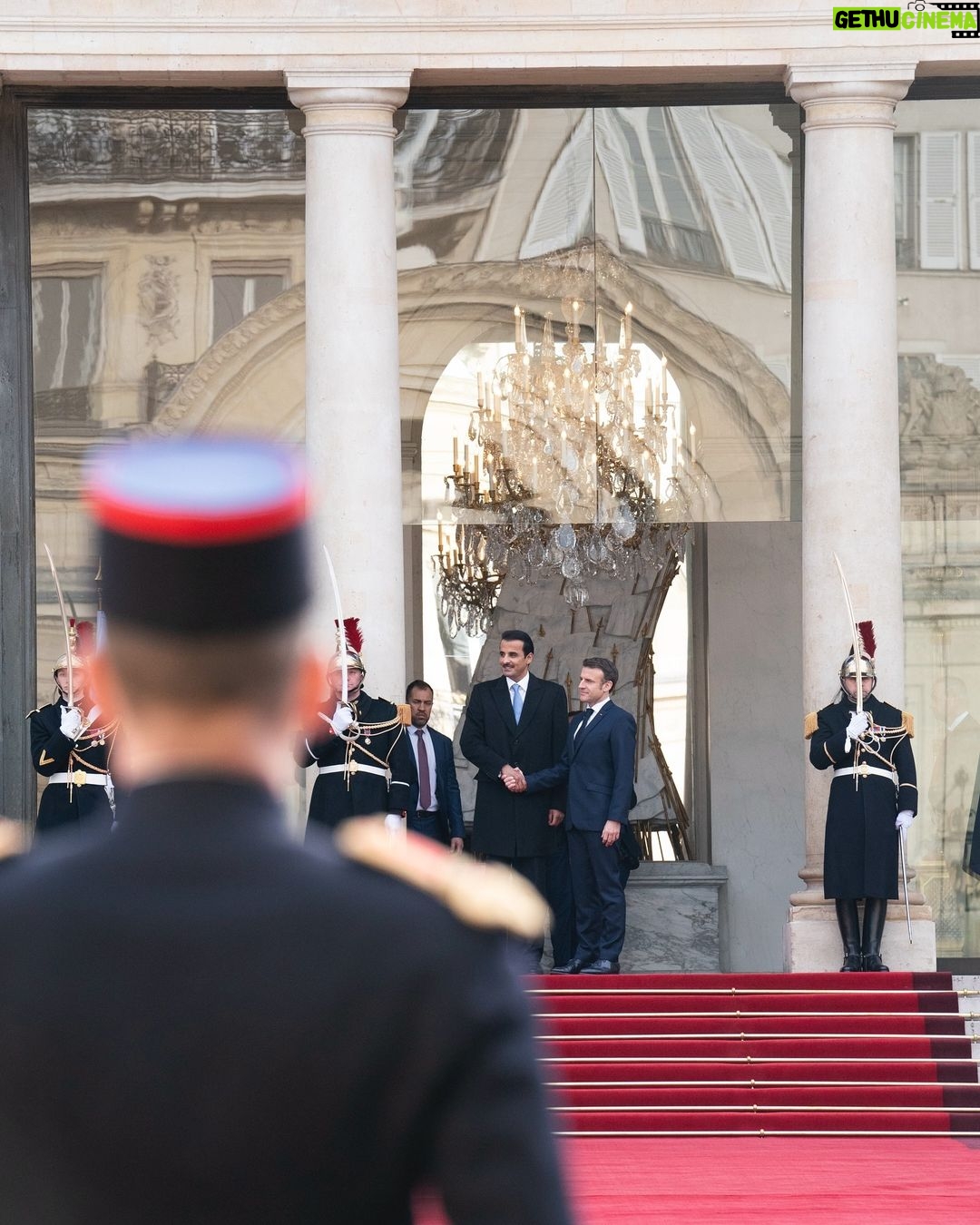 Emmanuel Macron Instagram - Votre Altesse, cher Tamim, C’est pour la France un honneur de vous recevoir. Nos liens sont un témoignage vivant de l’amitié franco-qatarienne. Continuons à œuvrer ensemble pour la paix au Proche-Orient et le respect du droit international partout dans le monde. —— Your Highness, dear Tamim, It is an honour for France to welcome you. Our ties are a living testimony to the Franco-Qatari friendship. Let us continue to work together for peace in the Middle East and the respect for international law throughout the world. 🇫🇷🇶🇦