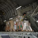 Emmanuel Macron Instagram - 75 tonnes de fret, 10 ambulances, des rations alimentaires, 300 tentes : la France et le Qatar ont affrété une nouvelle aide humanitaire et médicale, arrivée hier à Al Arish en Égypte. Destination : les populations de Gaza.
