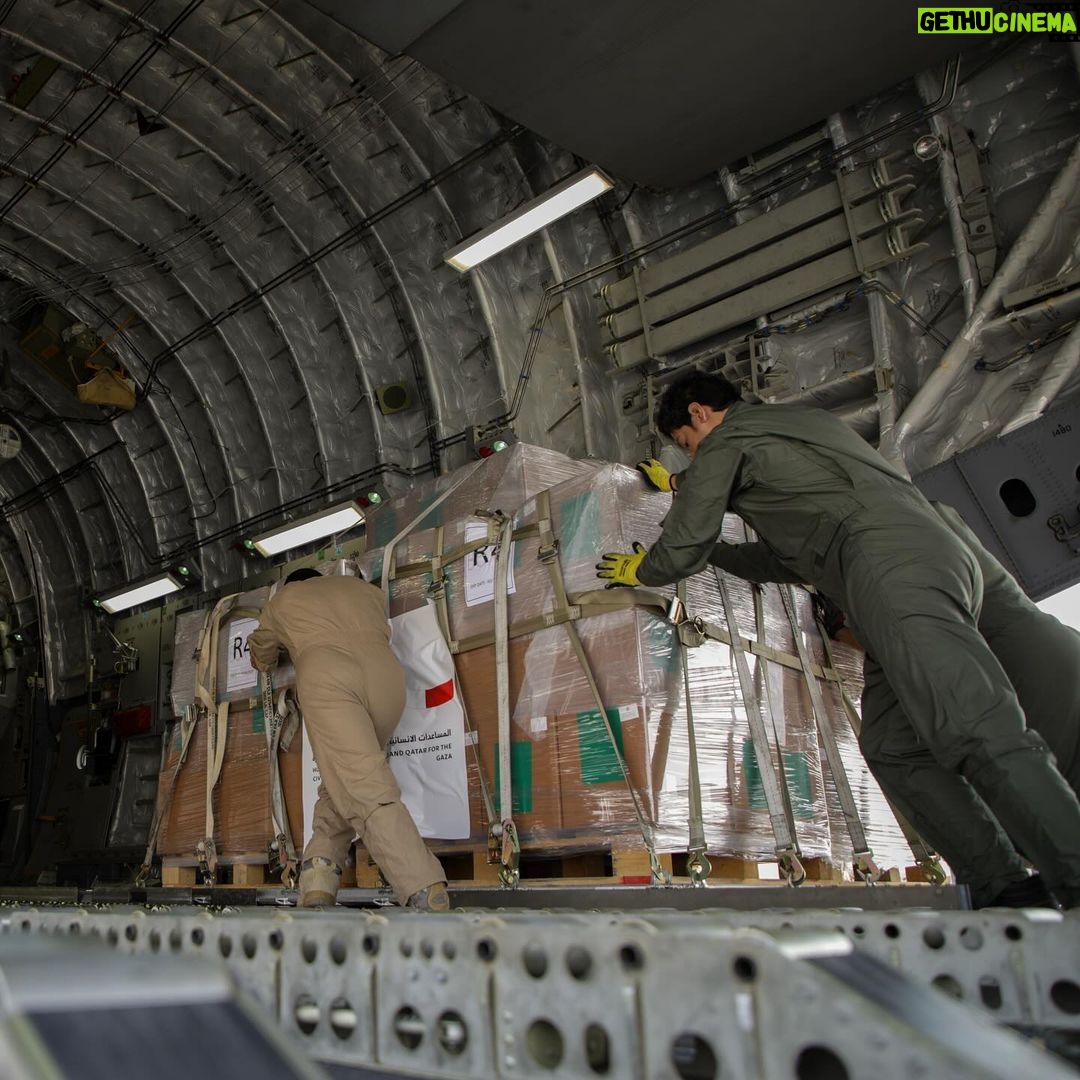 Emmanuel Macron Instagram - 75 tonnes de fret, 10 ambulances, des rations alimentaires, 300 tentes : la France et le Qatar ont affrété une nouvelle aide humanitaire et médicale, arrivée hier à Al Arish en Égypte. Destination : les populations de Gaza.