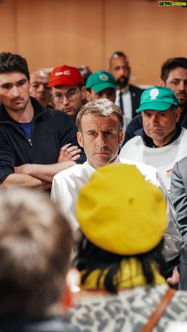 Emmanuel Macron Instagram - On va continuer à fond la caisse sur la simplification. J’en prends l’engagement.