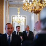 Emmanuel Macron Instagram - La République tchèque et la France ont bien conscience de ce qui est à l’œuvre en Europe. Face au retour de la guerre sur le sol européen, nous devons définir les voies et moyens de produire, d’agir, en Européens. Notre avenir et notre capacité à nous défendre sont en jeu. — Česká republika a Francie si dobře uvědomují, co se v Evropě děje. Tváří v tvář návratu války na evropskou půdu musíme definovat cesty a způsoby, jak vyrábět a jednat jako Evropané. Je v sázce naše budoucnost a naše schopnost se bránit. Prague, Czech Republic