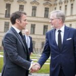 Emmanuel Macron Instagram - La République tchèque et la France ont bien conscience de ce qui est à l’œuvre en Europe. Face au retour de la guerre sur le sol européen, nous devons définir les voies et moyens de produire, d’agir, en Européens. Notre avenir et notre capacité à nous défendre sont en jeu. — Česká republika a Francie si dobře uvědomují, co se v Evropě děje. Tváří v tvář návratu války na evropskou půdu musíme definovat cesty a způsoby, jak vyrábět a jednat jako Evropané. Je v sázce naše budoucnost a naše schopnost se bránit. Prague, Czech Republic