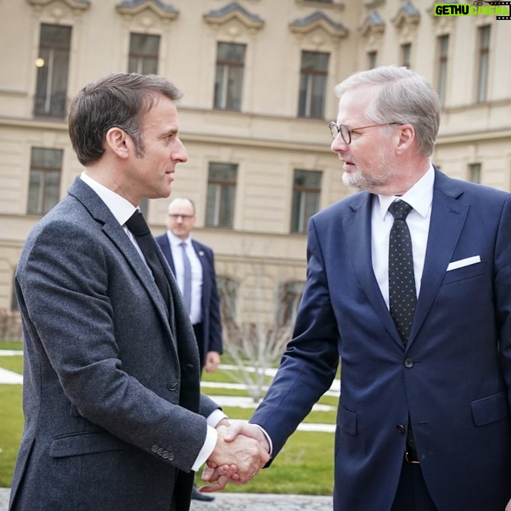 Emmanuel Macron Instagram - La République tchèque et la France ont bien conscience de ce qui est à l’œuvre en Europe. Face au retour de la guerre sur le sol européen, nous devons définir les voies et moyens de produire, d’agir, en Européens. Notre avenir et notre capacité à nous défendre sont en jeu. — Česká republika a Francie si dobře uvědomují, co se v Evropě děje. Tváří v tvář návratu války na evropskou půdu musíme definovat cesty a způsoby, jak vyrábět a jednat jako Evropané. Je v sázce naše budoucnost a naše schopnost se bránit. Prague, Czech Republic