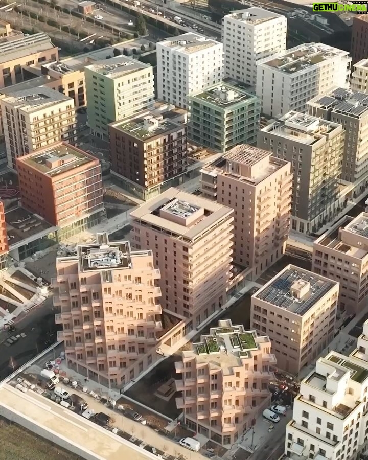 Emmanuel Macron Instagram - Le village olympique et paralympique en Seine-Saint-Denis, c’est la France ! Seine-Saint Denis (93)