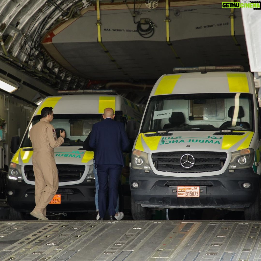 Emmanuel Macron Instagram - 75 tonnes de fret, 10 ambulances, des rations alimentaires, 300 tentes : la France et le Qatar ont affrété une nouvelle aide humanitaire et médicale, arrivée hier à Al Arish en Égypte. Destination : les populations de Gaza.