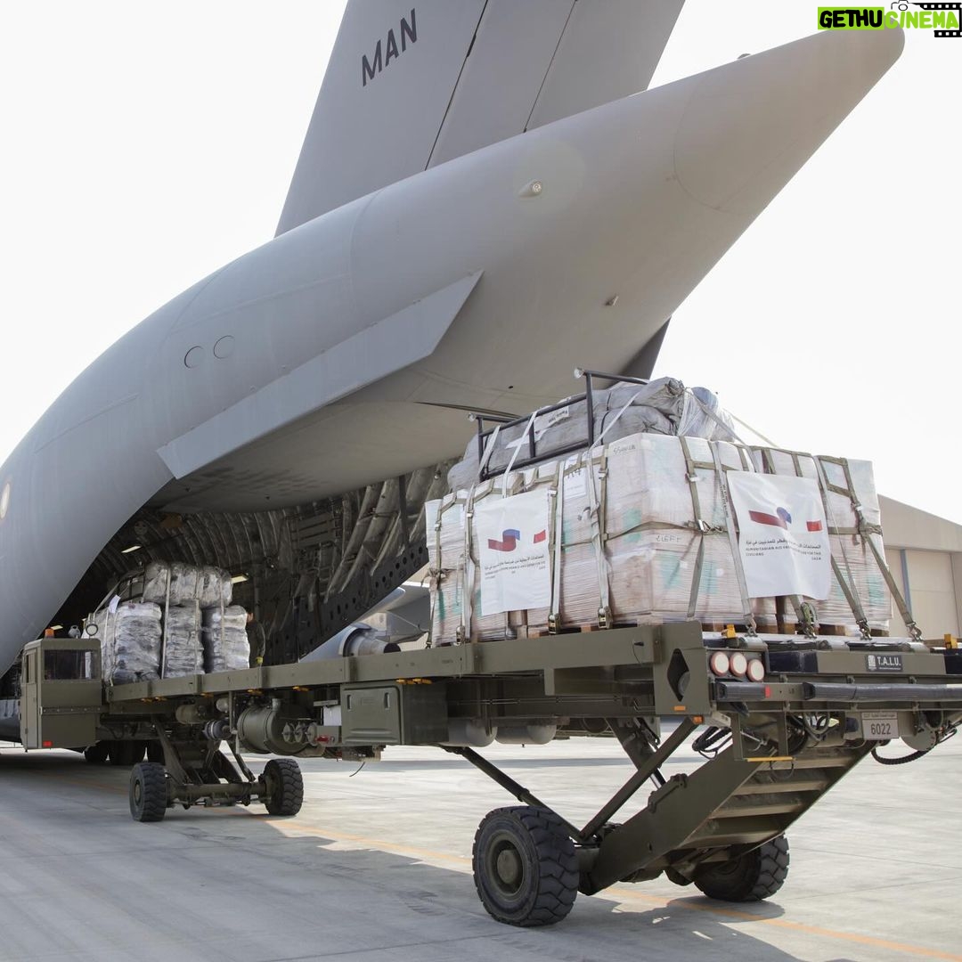 Emmanuel Macron Instagram - 75 tonnes de fret, 10 ambulances, des rations alimentaires, 300 tentes : la France et le Qatar ont affrété une nouvelle aide humanitaire et médicale, arrivée hier à Al Arish en Égypte. Destination : les populations de Gaza.