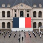 Emmanuel Macron Instagram – Regardant ces visages, nous savons que nous ne sommes pas juste 68 millions mais beaucoup plus : nous sommes un peuple épris de liberté, de fraternité, de dignité. Un peuple qui ne les oubliera jamais.