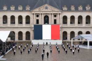 Emmanuel Macron Instagram - Regardant ces visages, nous savons que nous ne sommes pas juste 68 millions mais beaucoup plus : nous sommes un peuple épris de liberté, de fraternité, de dignité. Un peuple qui ne les oubliera jamais.