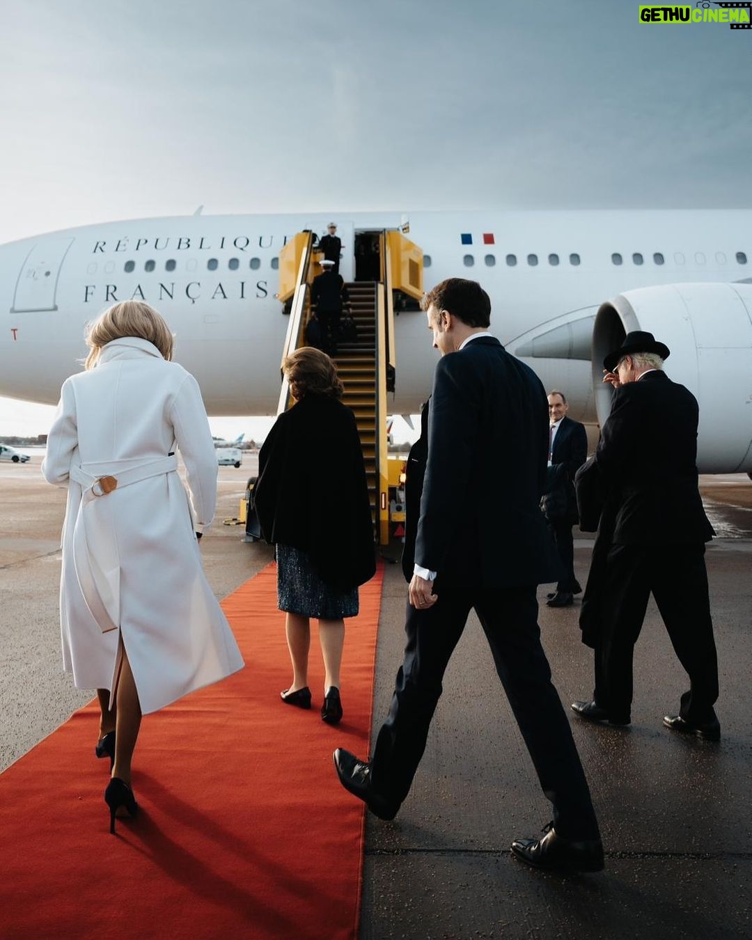 Emmanuel Macron - 85.5K Likes - Thank you for such a warm welcome. Long live the friendship between Sweden and France!
Photo: Clément Morin.