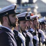 Emmanuel Macron Instagram – Soldats, marins, aviateurs, personnels civils de la défense, industriels :

Je suis là, avec vous à Cherbourg, pour saluer votre engagement et vous dire ma confiance.