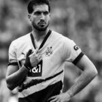 Emre Can Instagram - Ich habe mir Zeit genommen, um über die Enttäuschung vom Samstag nachzudenken. Der Schmerz, in den letzten Momenten, bleibt immer noch bestehen, aber mitten drin des Kummers bin ich überwältigt von Dankbarkeit für unsere unglaublichen Fans. Eure unerschütterliche Unterstützung während dieser Achterbahnfahrt war geradezu bemerkenswert. In Momenten wie diesen wird unsere Bindung stärker, und ich fühle mich geehrt, euch an unserer Seite zu haben. Vielen Dank, dass ihr die treibende Kraft hinter unserem unermüdlichen Streben nach Ruhm seid. Wir werden uns neu formieren, uns neu konzentrieren und noch entschlossener zurückkommen. Bis zur nächsten Saison. Heja BVB 🖤💛 SIGNAL IDUNA PARK